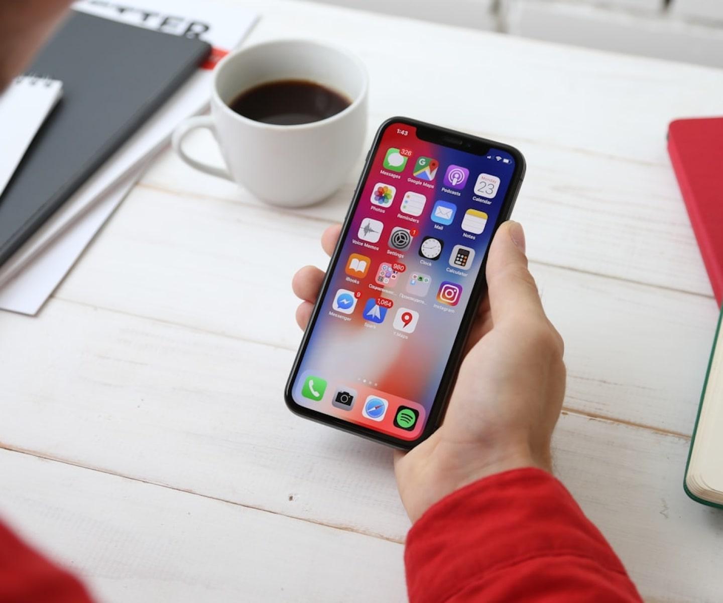 Person holding a smartphone with the VerbaVite app